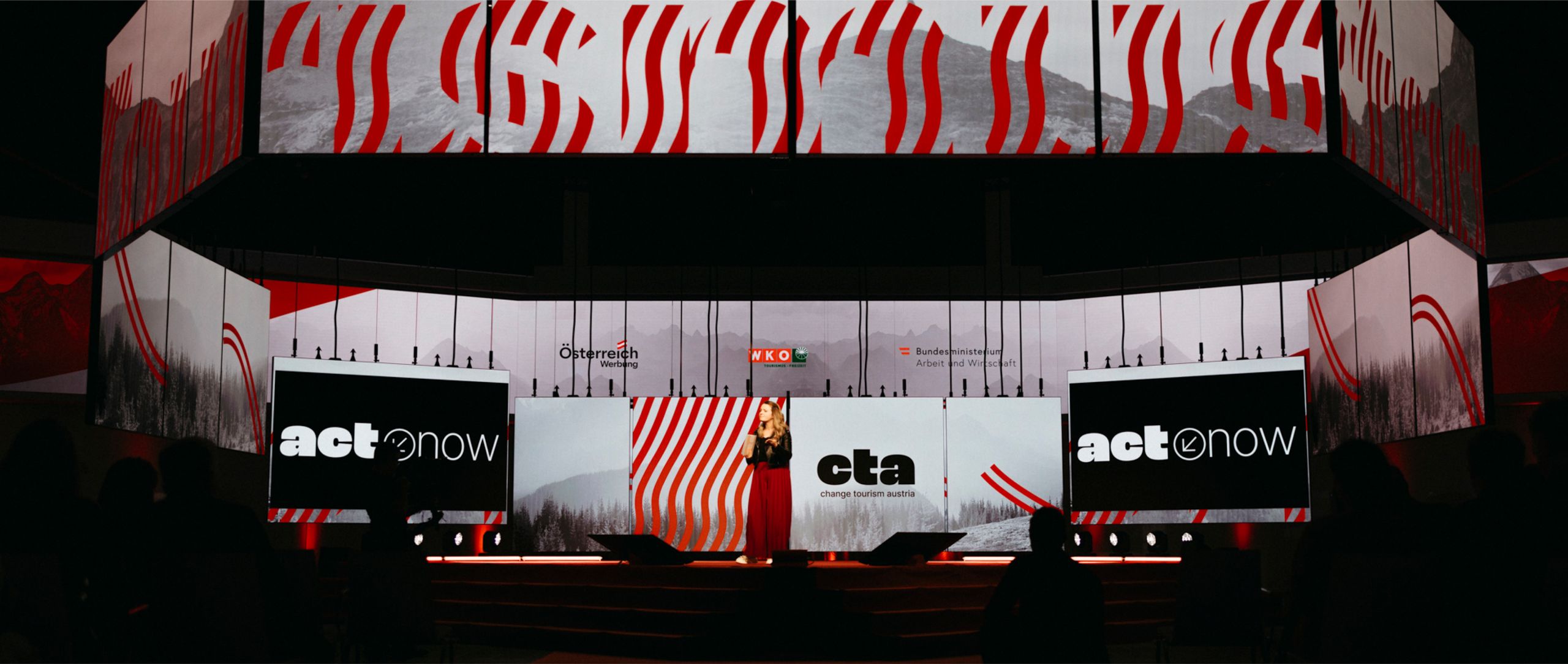 Bühnenbild mit CTA Branding bei Event