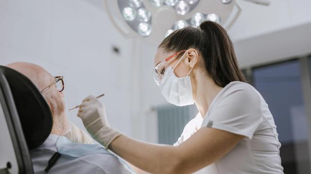 Periodontologas