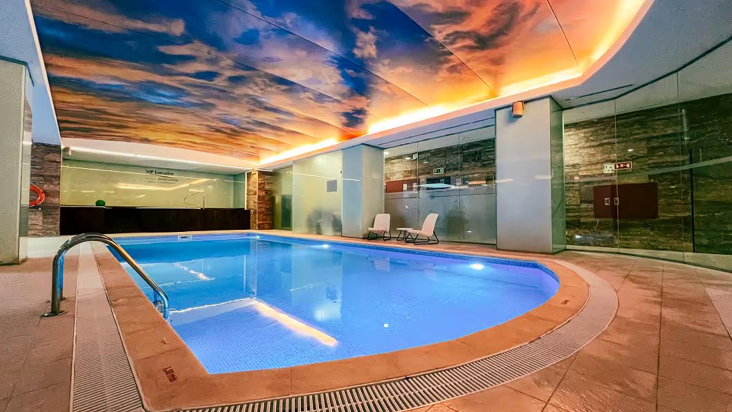 Indoor swimming pool at the VIP Executive Entrecampos Hotel