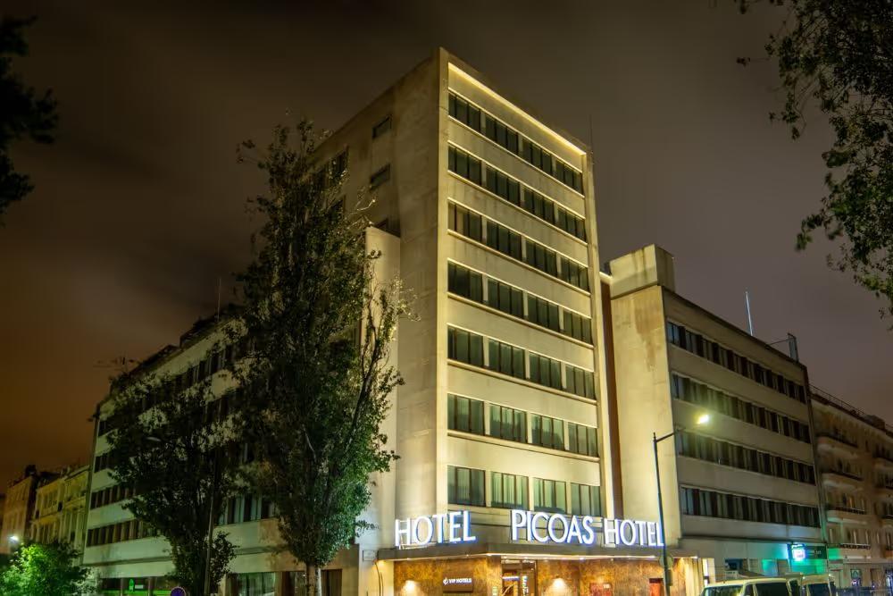 VIP Executive Picoas Hotel at night