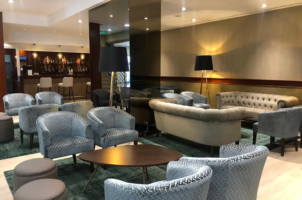 Lounge with armchairs at the VIP Executive Zurique Hotel