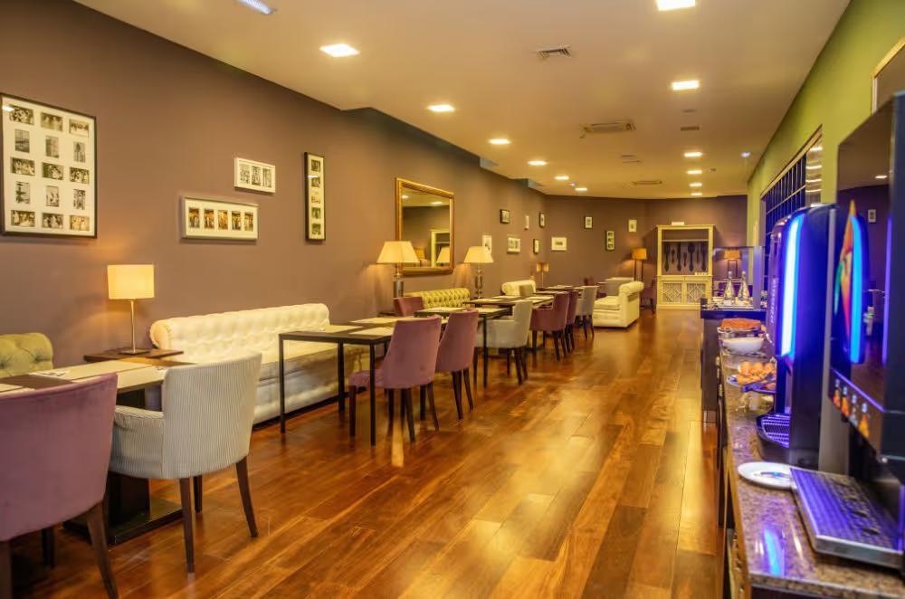 Lounge and bar at the VIP Executive Saldanha Hotel