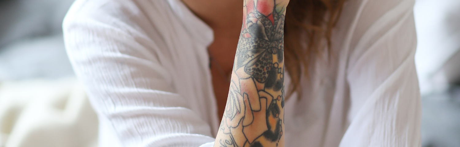 Tattoos and sun: protect them with a good sunscreen for tattoos