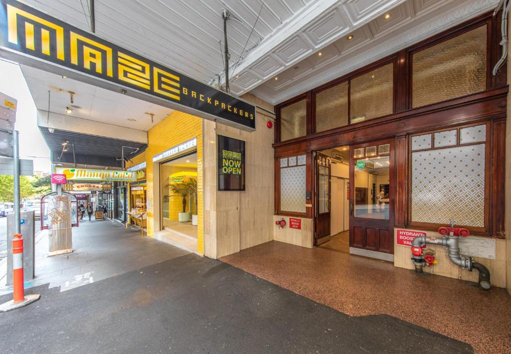 The Maze Backpacker Hostel Outside Image