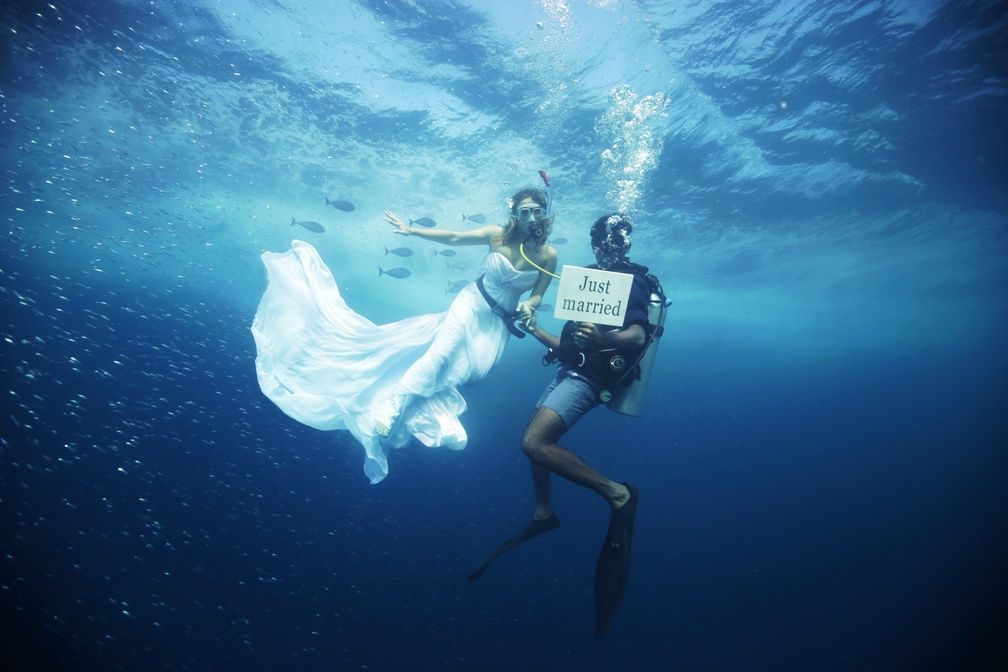 Underwater wedding at Anantara Kiaahavah Villas