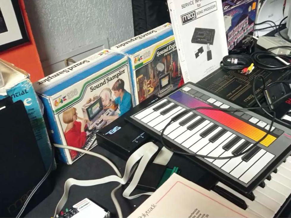 Computer e strumenti musicali vintage esposti al Flashback Museum