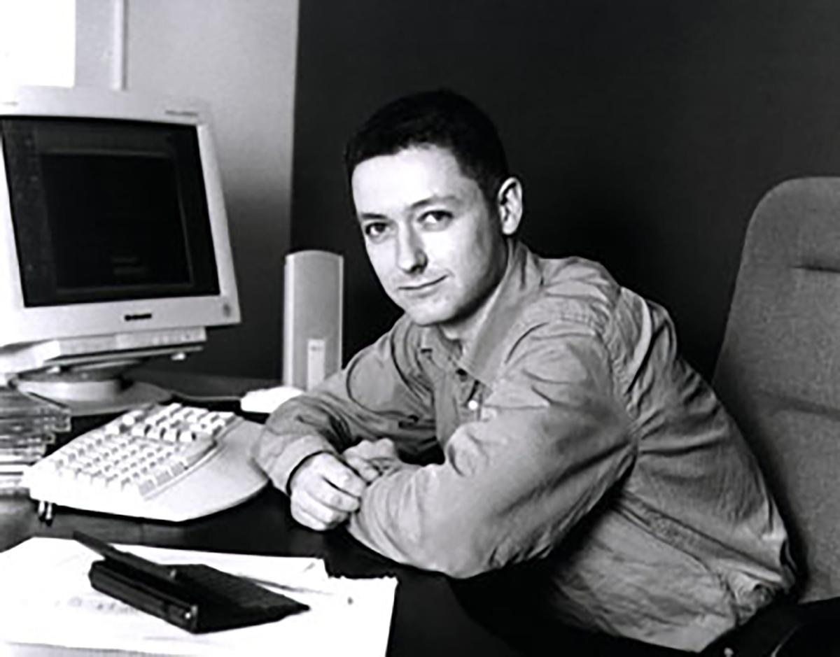 Tony Warriner davanti al computer nei primi anni di Revolution Software