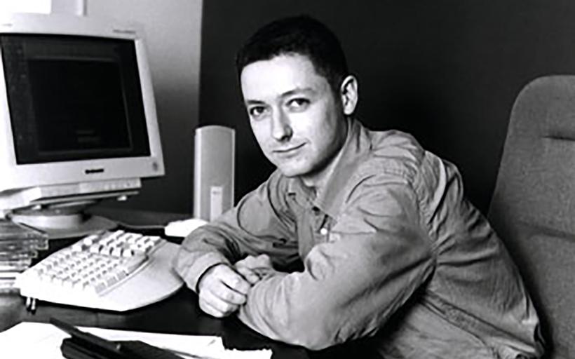 Tony Warriner davanti al computer nei primi anni di Revolution Software