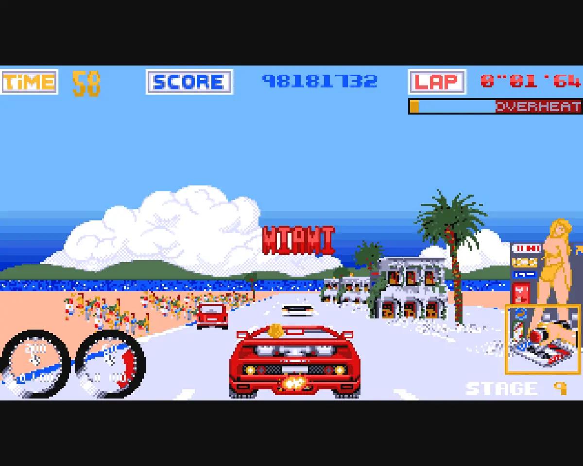 Turbo OutRun su Amiga con la Ferrari rossa su una strada costiera.