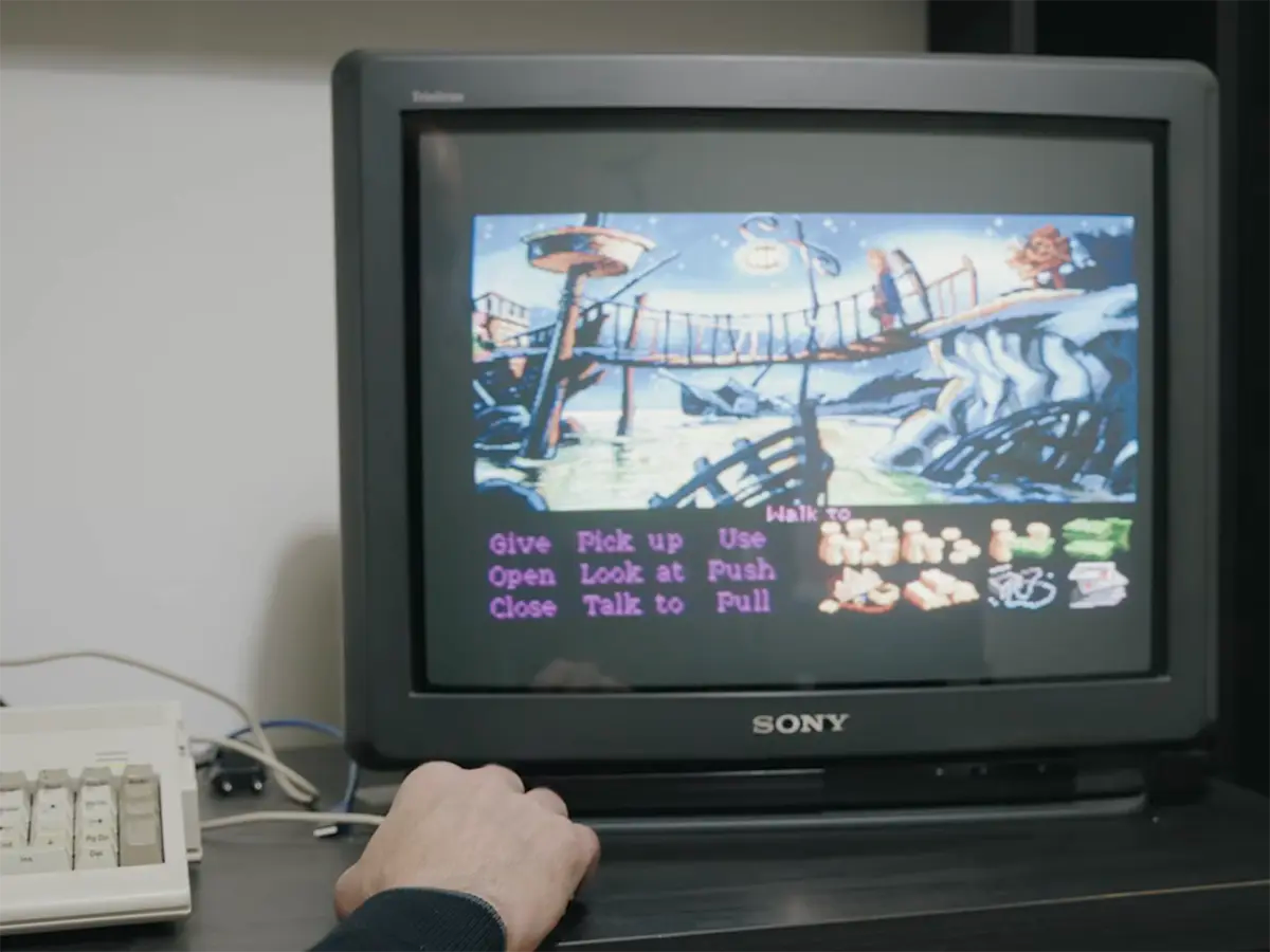 Monkey Island 2 VGA in esecuzione su un Commodore Amiga 1200 originale, visualizzato su un monitor CRT Sony.