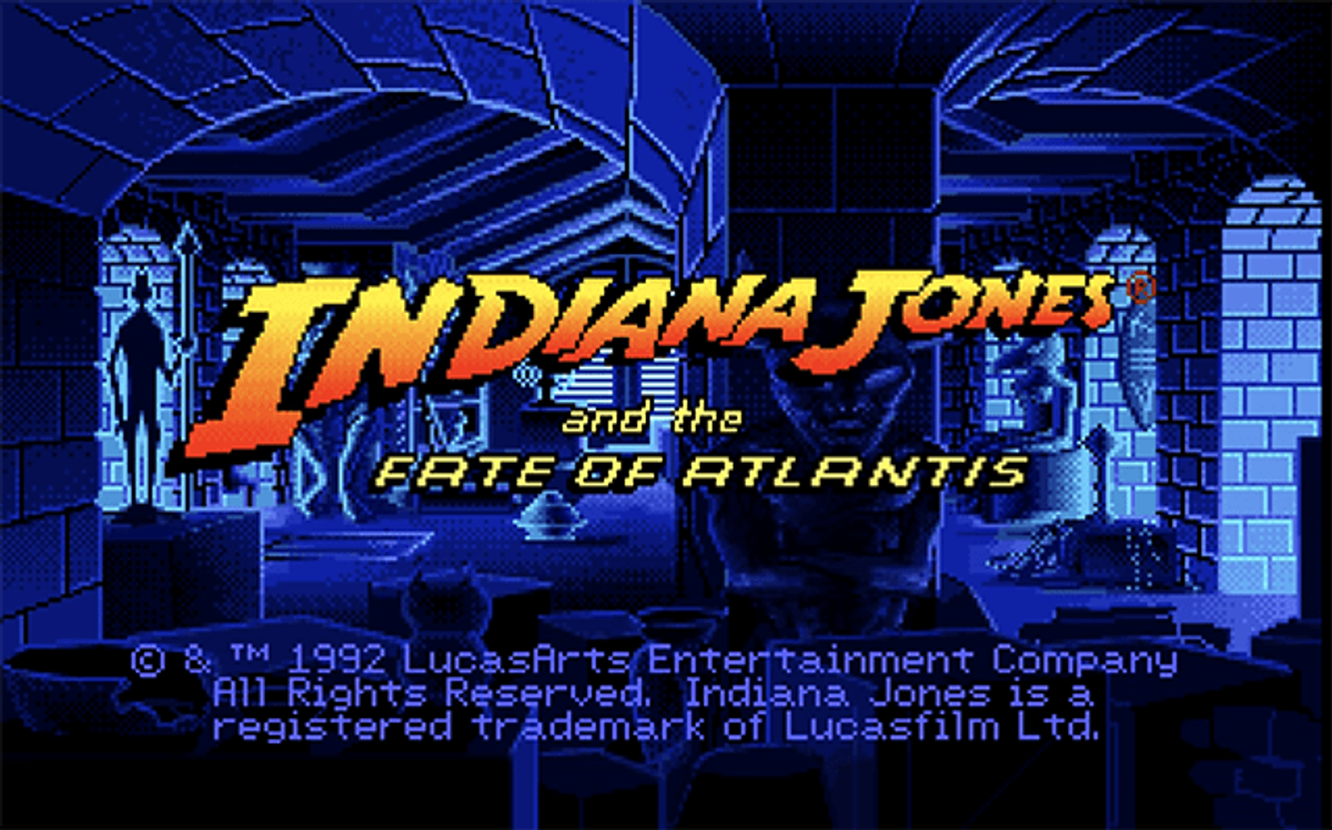 Schermata del titolo di Indiana Jones and the Fate of Atlantis in una sala blu.