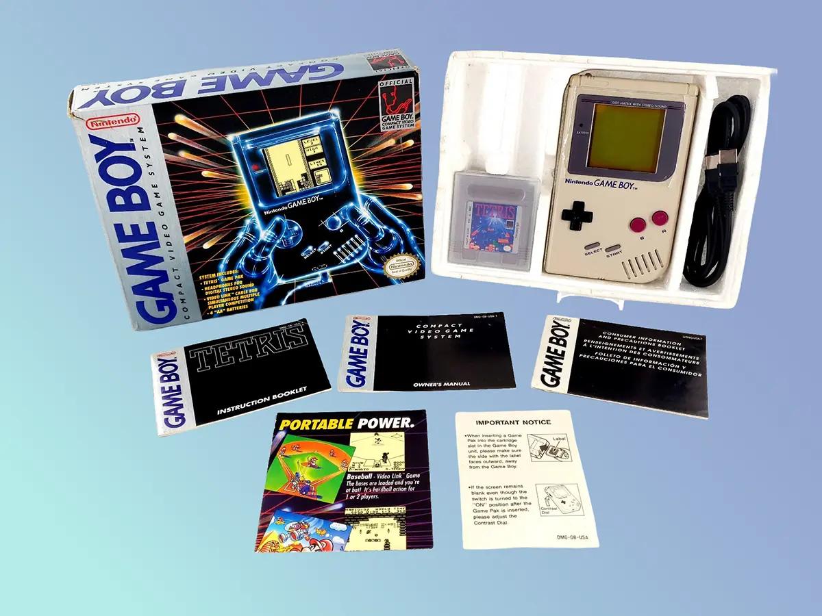 Confezione originale del Nintendo Game Boy con console, cartuccia di Tetris, manuali e accessori