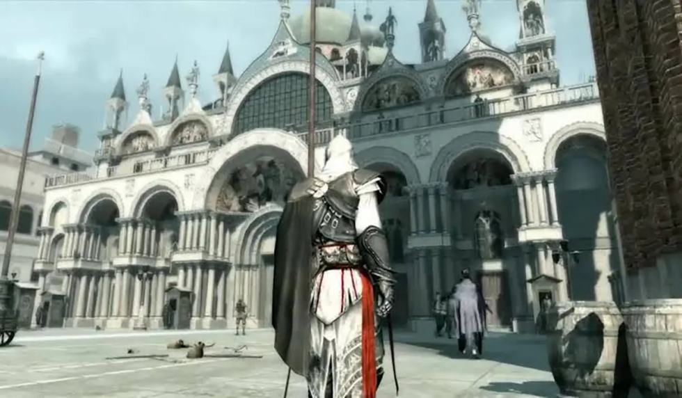 Ezio Auditore attraversa Piazza San Marco in Assassin’s Creed II.