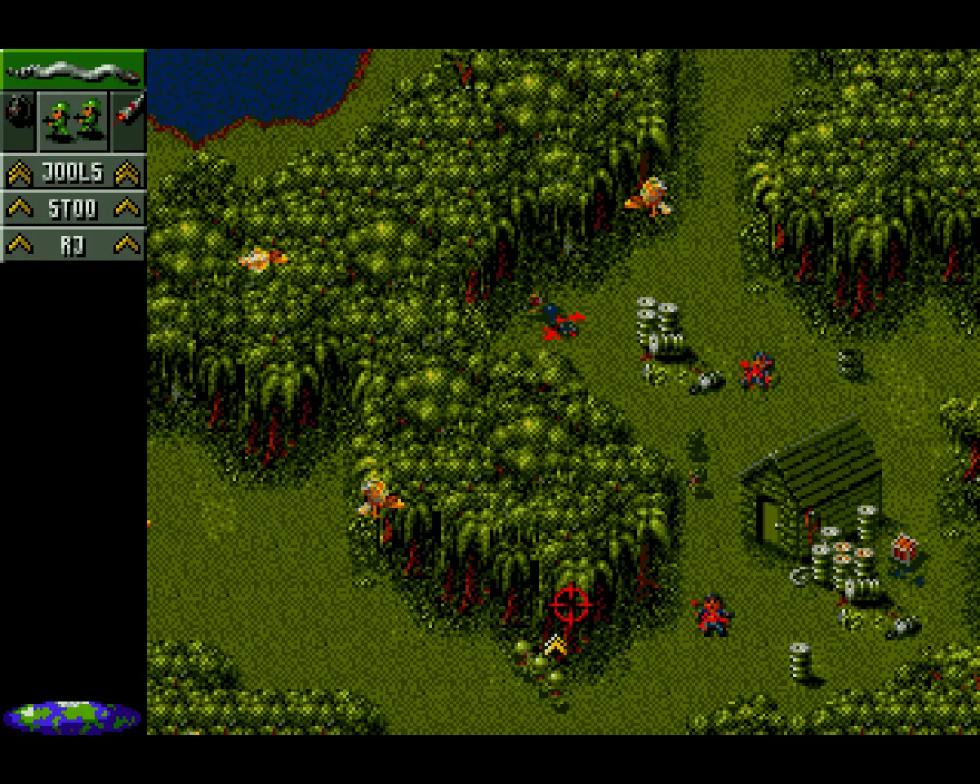 Una squadra di soldati attraversa la giungla in Cannon Fodder su Amiga.