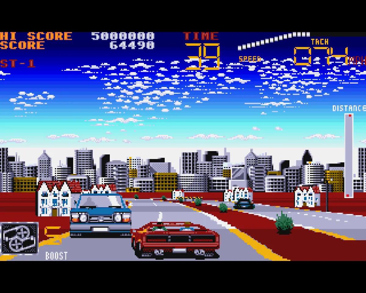 Chase H.Q. II su Amiga con un’auto rossa in corsa su una strada urbana.