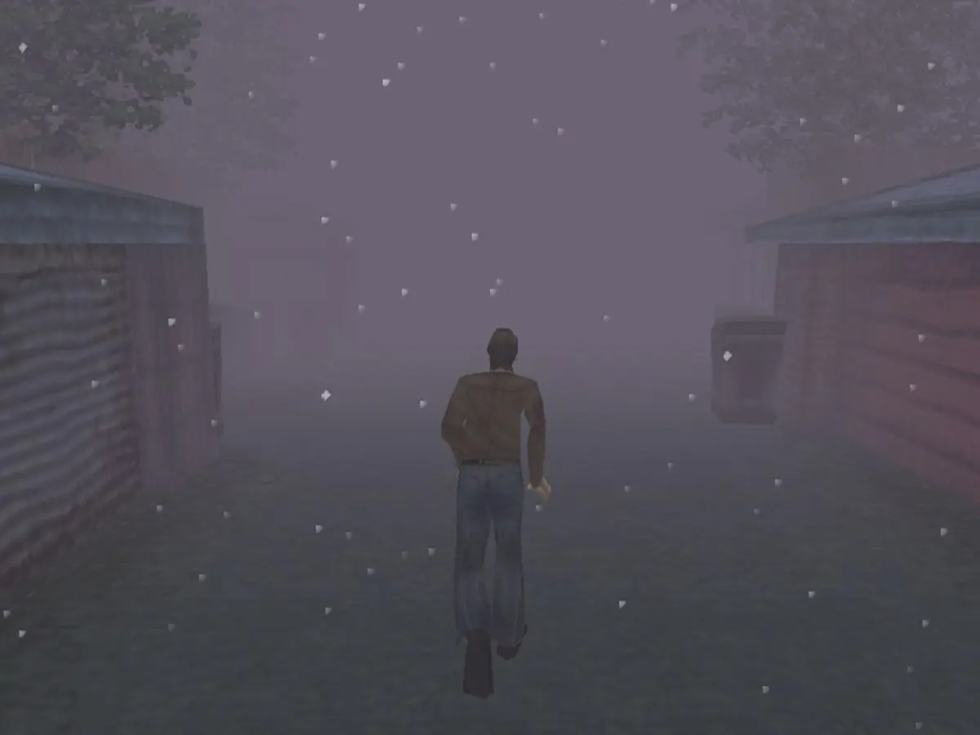 Harry Mason avanza lungo una strada avvolta dalla nebbia nel primo Silent Hill per PlayStation.