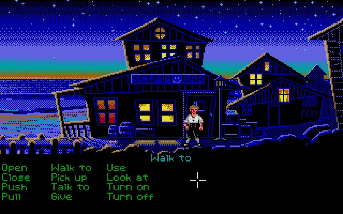 Screenshot di Monkey Island in versione PC DOS EGA davanti allo Scumm Bar.