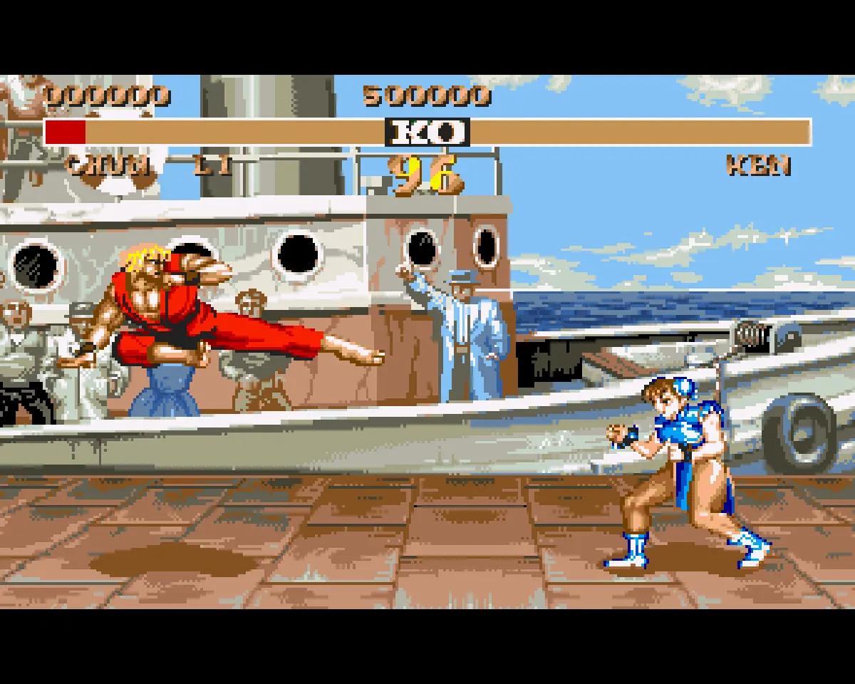 Street Fighter II su Amiga con due combattenti durante uno scontro in uno scenario arcade.