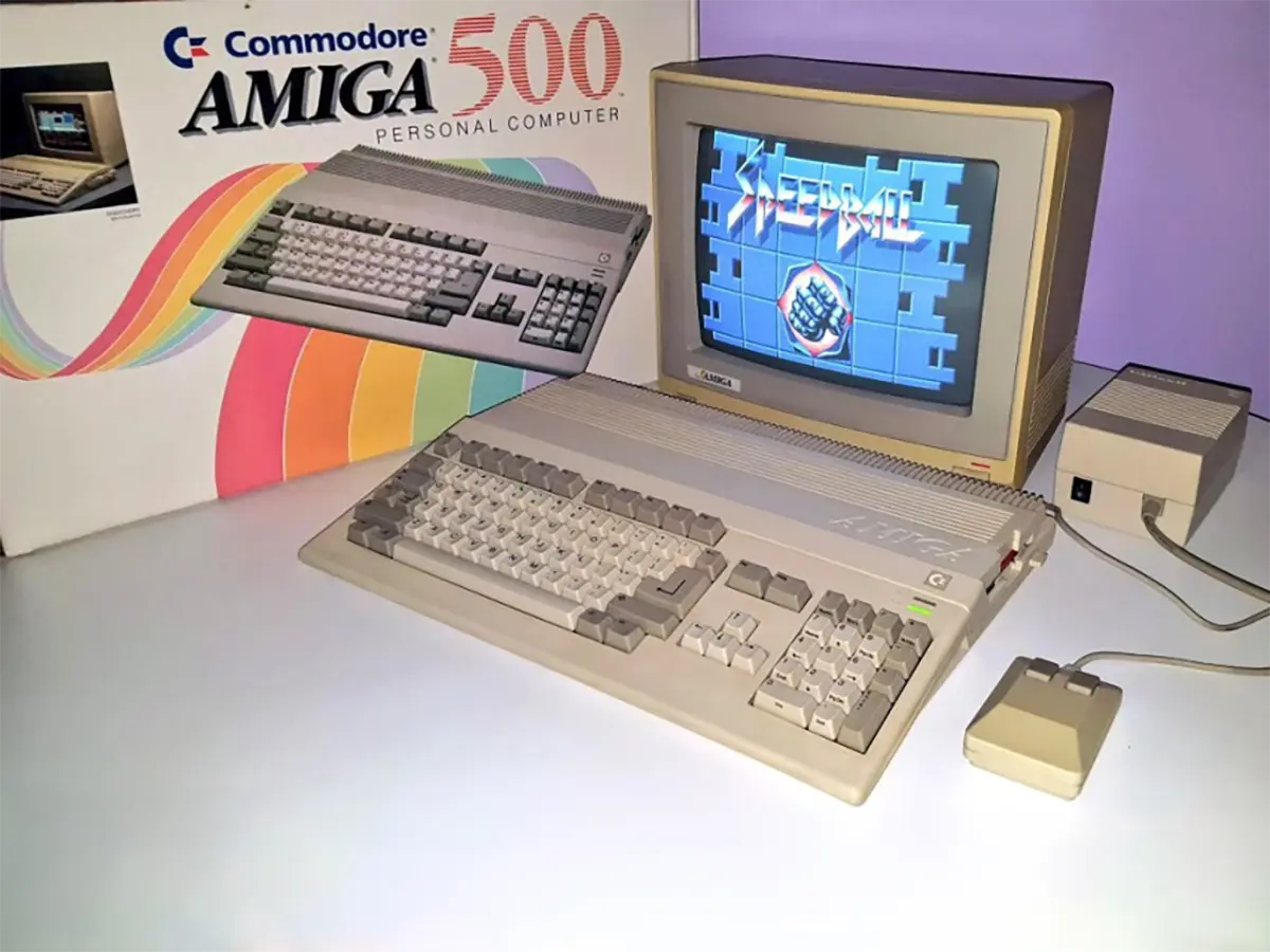 Commodore Amiga 500 con monitor, tastiera e confezione originale