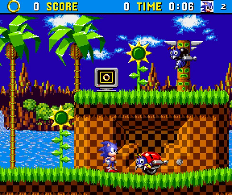 Sonic attraversa Green Hill Zone in Aonic su Amiga 1200, tra nemici e scenari animati.