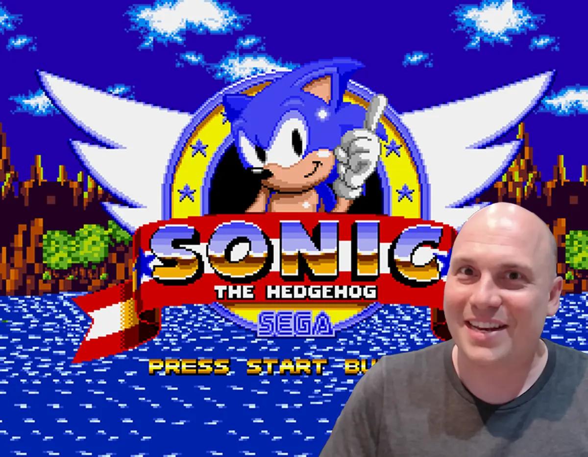 Chris White di Reassembler68k davanti alla schermata del titolo di Sonic the Hedgehog in Aonic per Amiga.