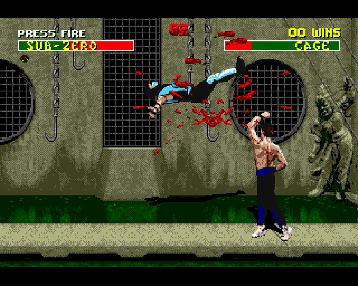 Mortal Kombat II su Amiga con due combattenti durante uno scontro sanguinoso.