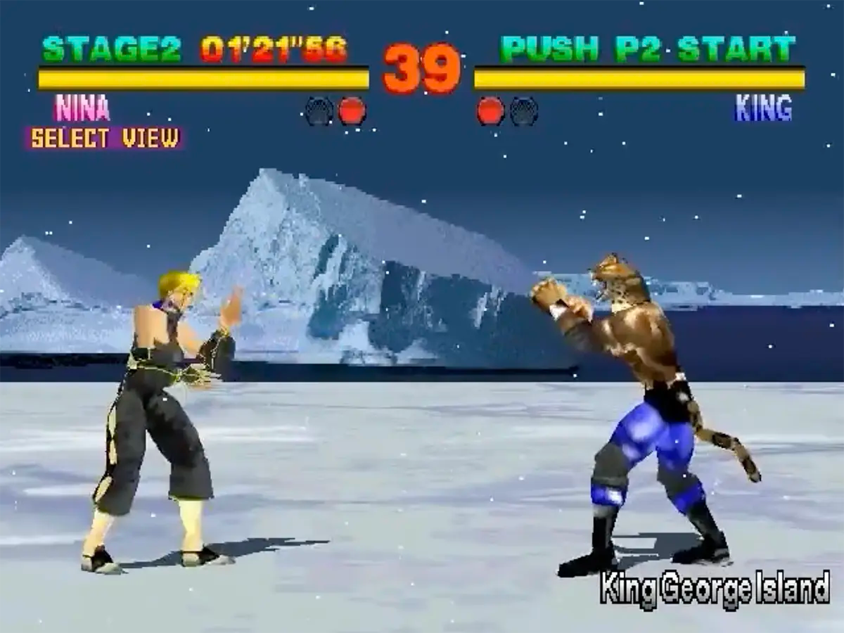Tekken su PlayStation, con Nina Williams e King impegnati in un combattimento su un’arena ghiacciata.