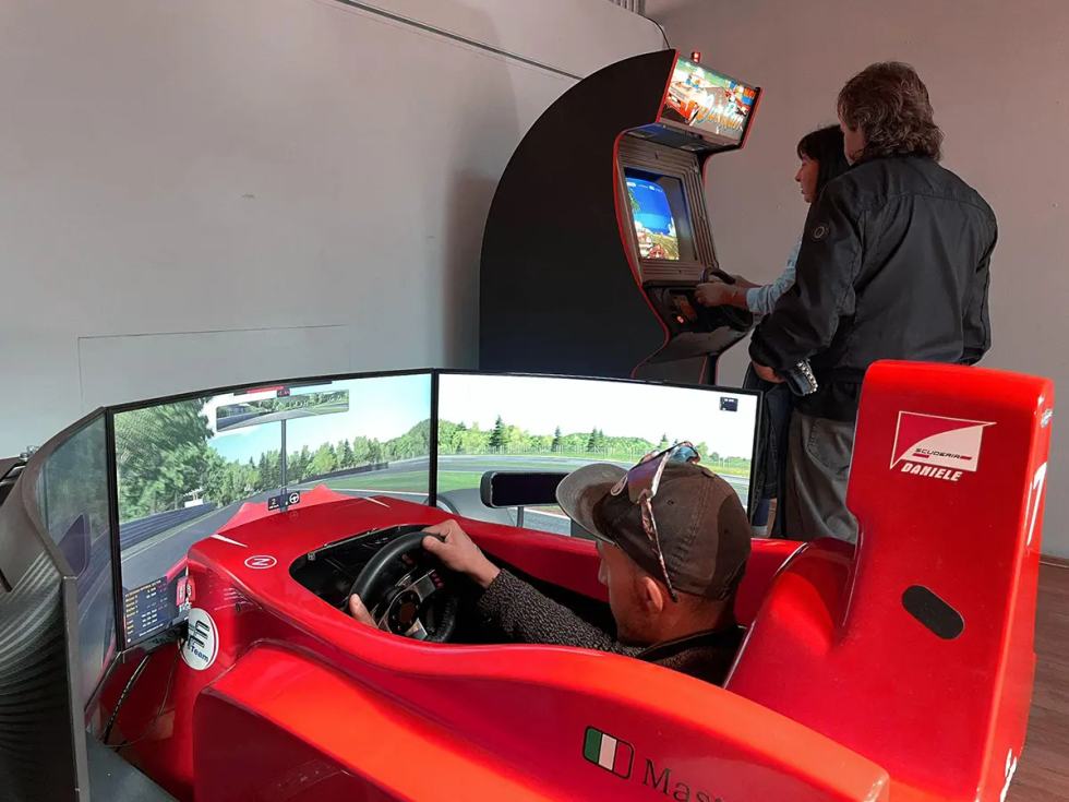 Simulatore di guida esposto al Flashback Museum
