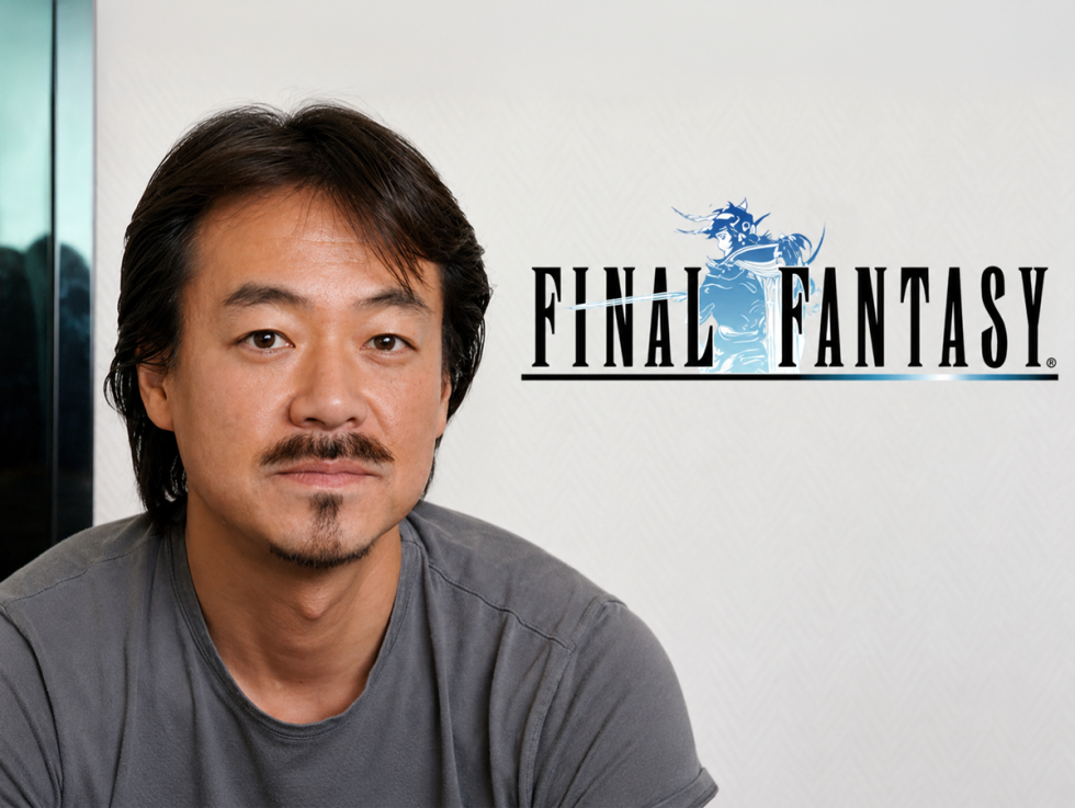 Hironobu Sakaguchi, creatore di Final Fantasy, accanto al logo della serie