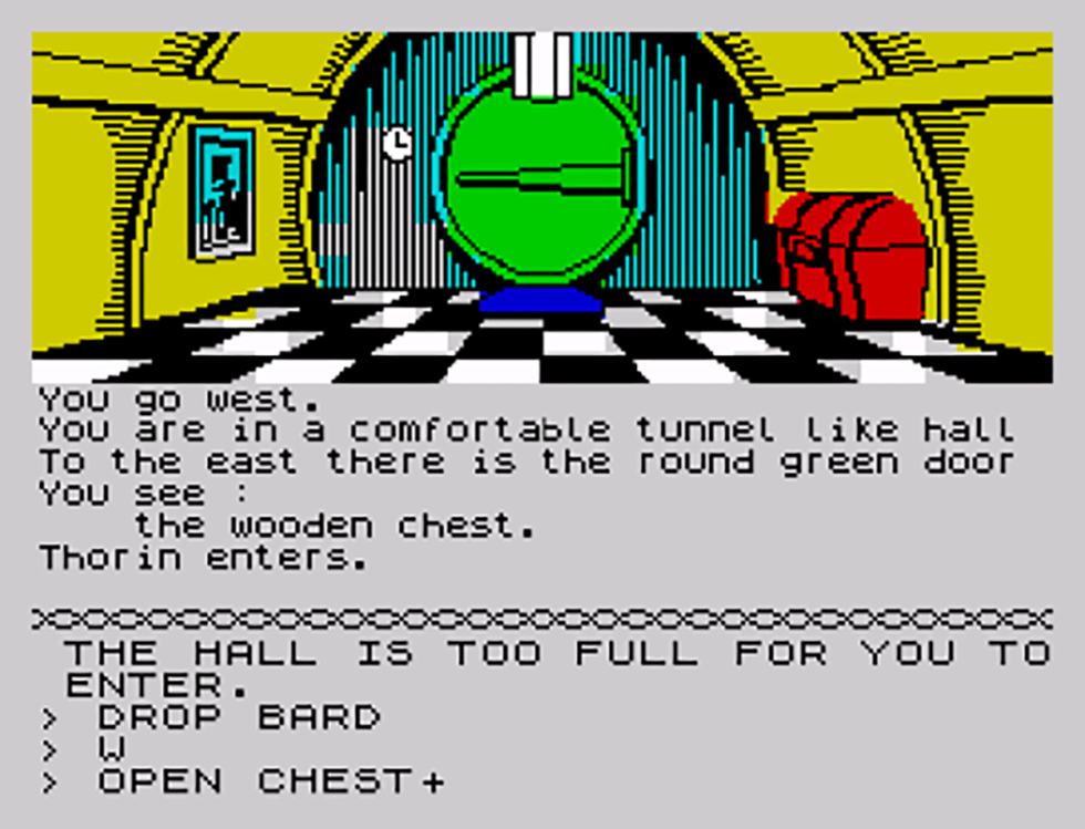 Schermata di The Hobbit su ZX Spectrum con una sala illustrata, descrizione testuale e comandi impartiti dal giocatore.