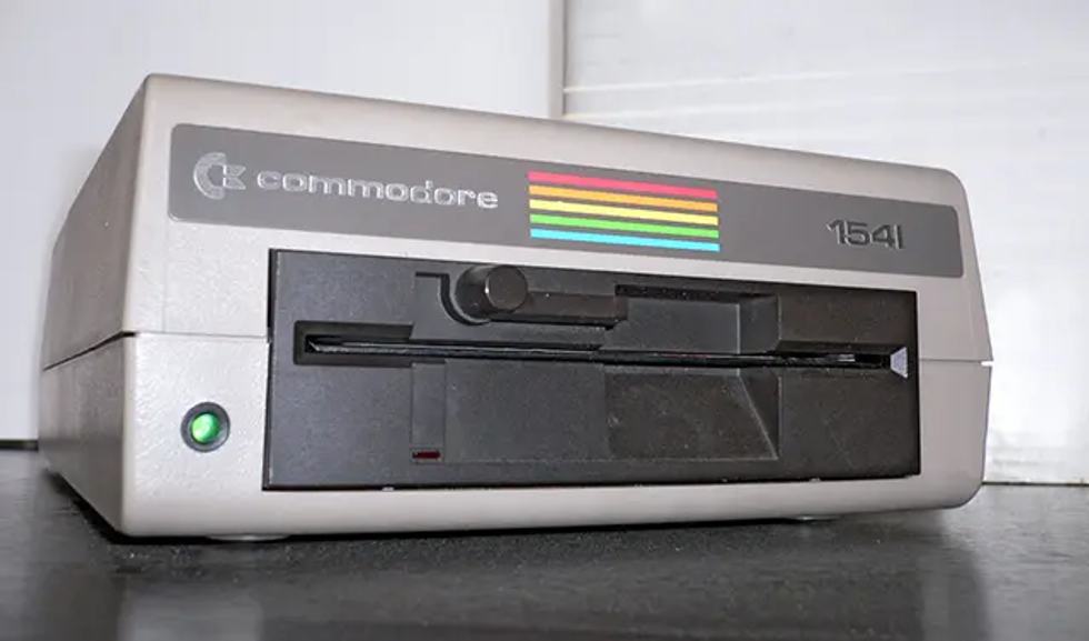 Unità disco Commodore 1541 vista frontale con floppy inserito