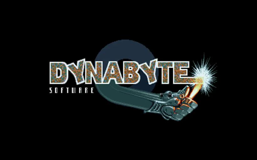 Logo Dynabyte Software con lettering metallico, mano robotica e scintilla luminosa su sfondo nero.