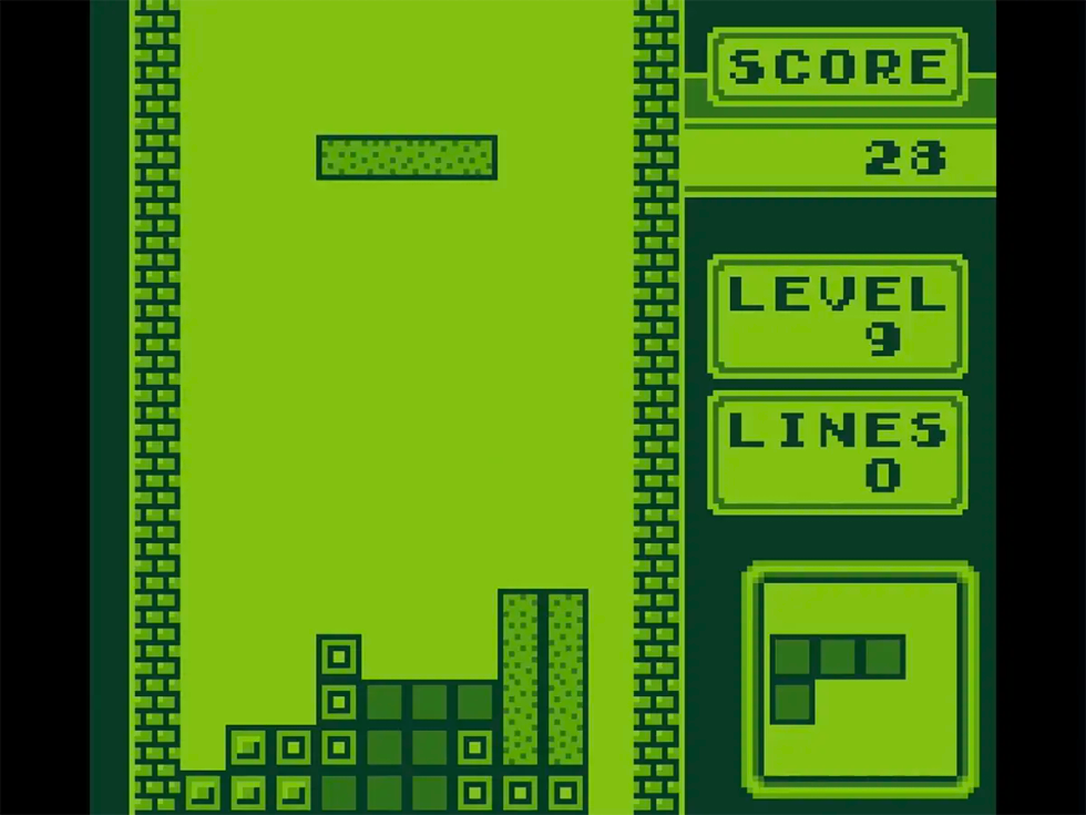 Partita a Tetris su Game Boy con tetramini in caduta e linee già costruite nella parte inferiore dello schermo