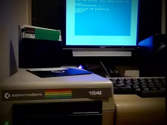 Commodore 1541 floppy disk drive collegato al Commodore 64