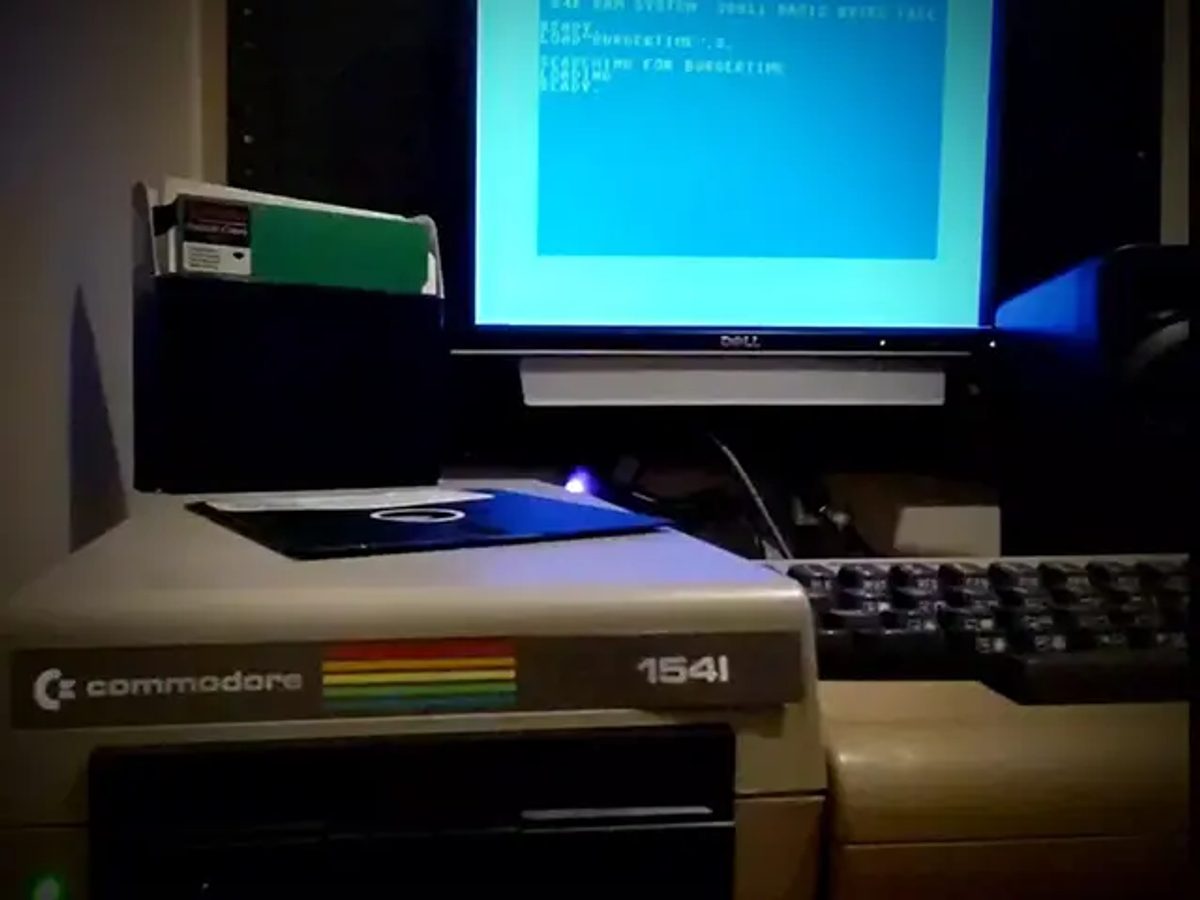 Commodore 1541 floppy disk drive collegato al Commodore 64