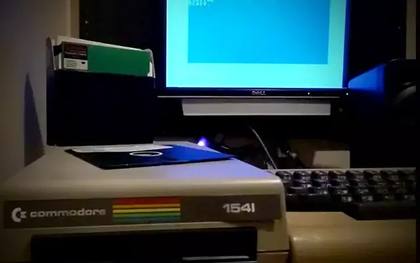 Commodore 1541 floppy disk drive collegato al Commodore 64