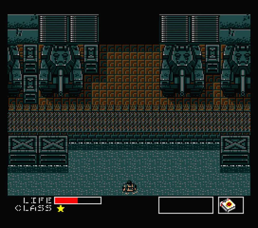 Schermata di Metal Gear per MSX con Snake in un’area industriale vista dall’alto