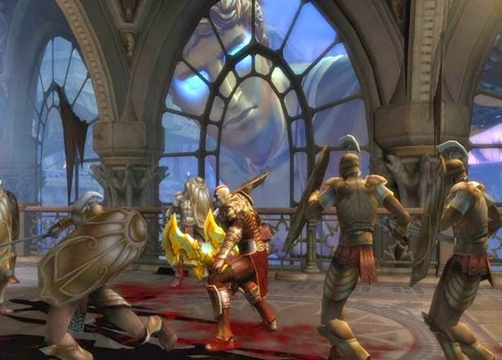 Kratos combatte contro diversi nemici in God of War II per PlayStation 2.