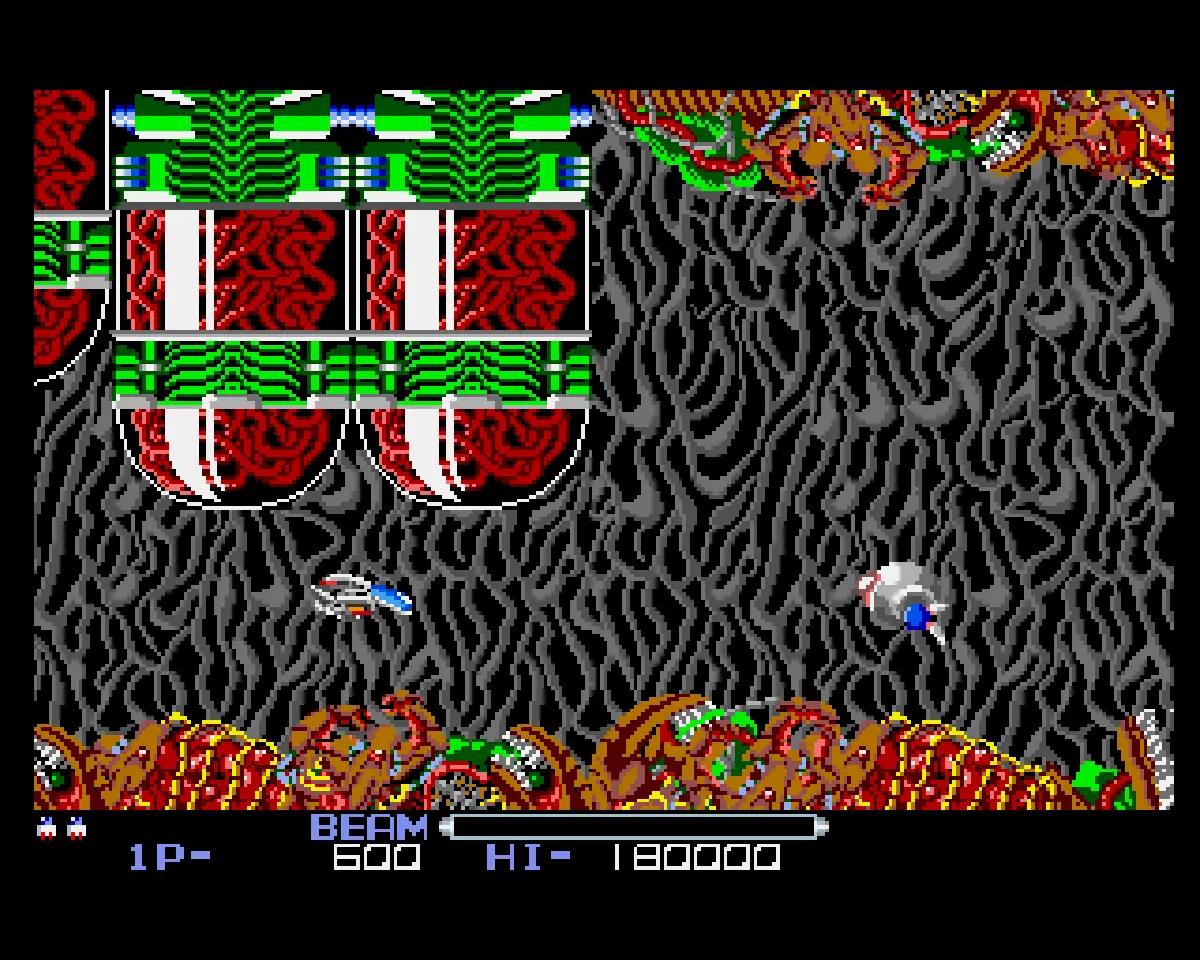R-Type su Amiga con la navicella R-9 in uno scenario organico e minaccioso.