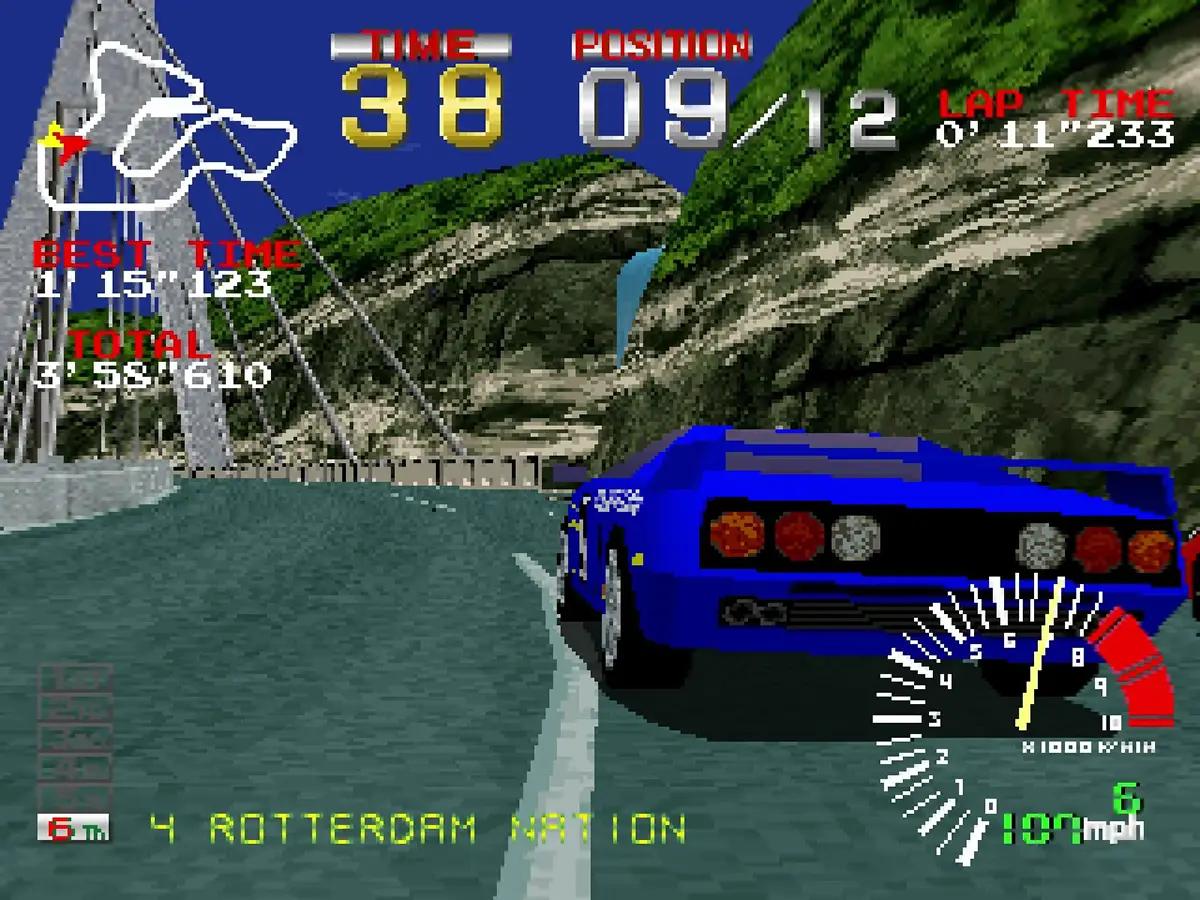 Ridge Racer su PlayStation, con una vettura blu in gara su un circuito tridimensionale.