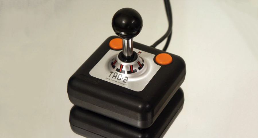 Joystick TAC-2 per Amiga, simbolo del controllo a un pulsante nell’era dei computer 16 bit.