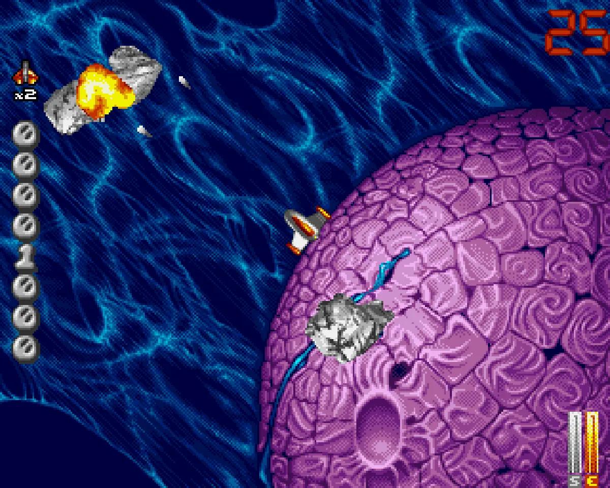 Stardust su Amiga OCS/ECS, con l’astronave in volo sopra la superficie viola di un asteroide.
