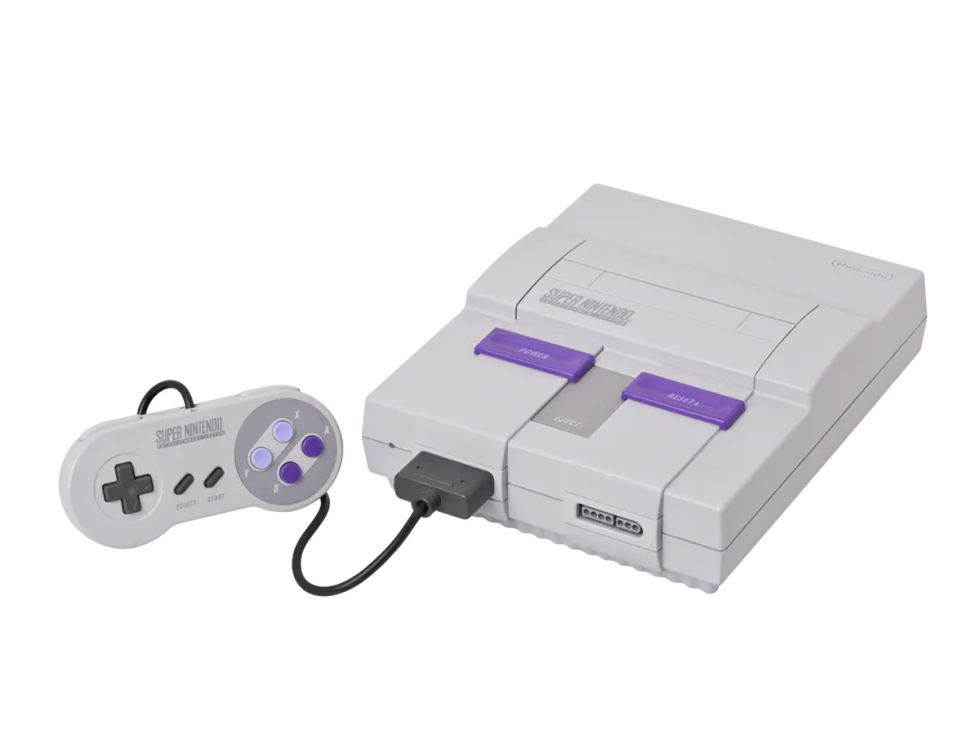 Super Nintendo Entertainment System in versione americana con controller su sfondo chiaro.