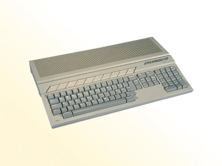 Atari Falcon 030 visto dall’alto, con tastiera integrata e scocca grigia.