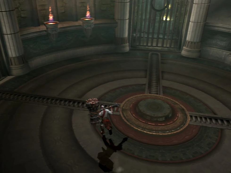 Kratos esplora un tempio con meccanismi ed enigmi in God of War II.
