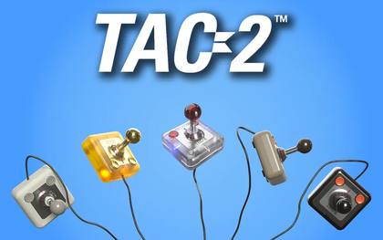 Le cinque versioni del nuovo joystick Commodore TAC-2, rilanciato nel 2026