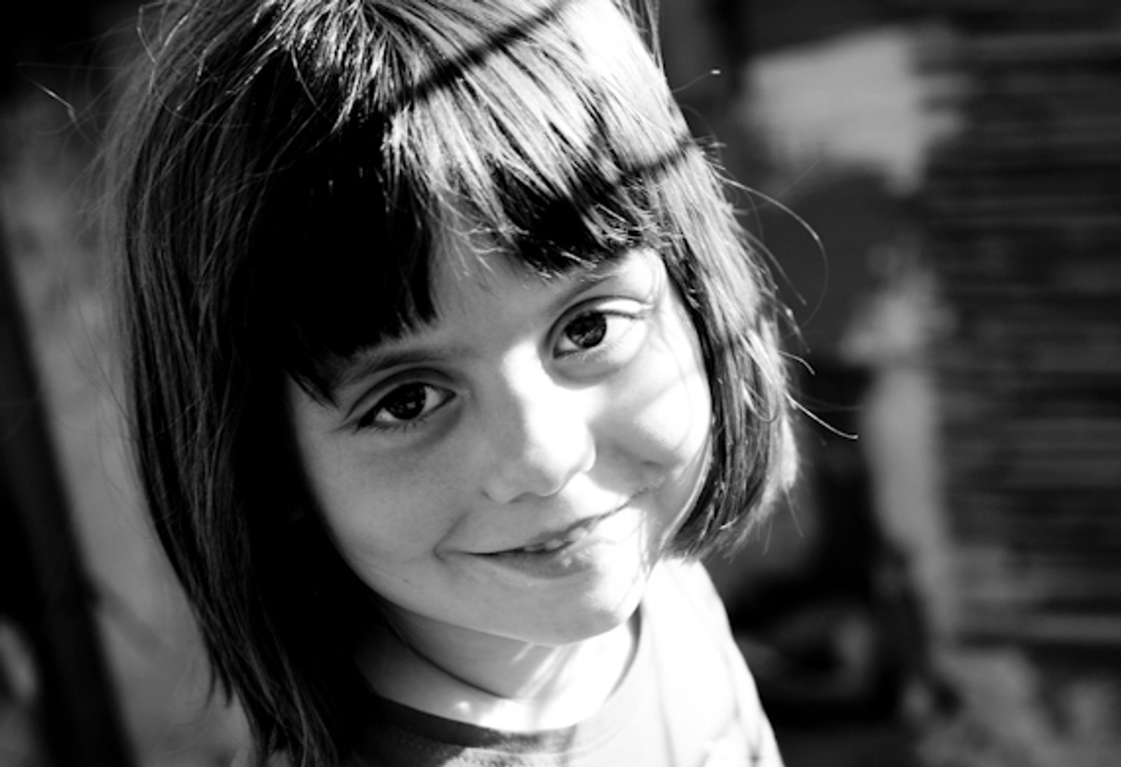 Retrato de una niña sonriendo, en blanco y negro