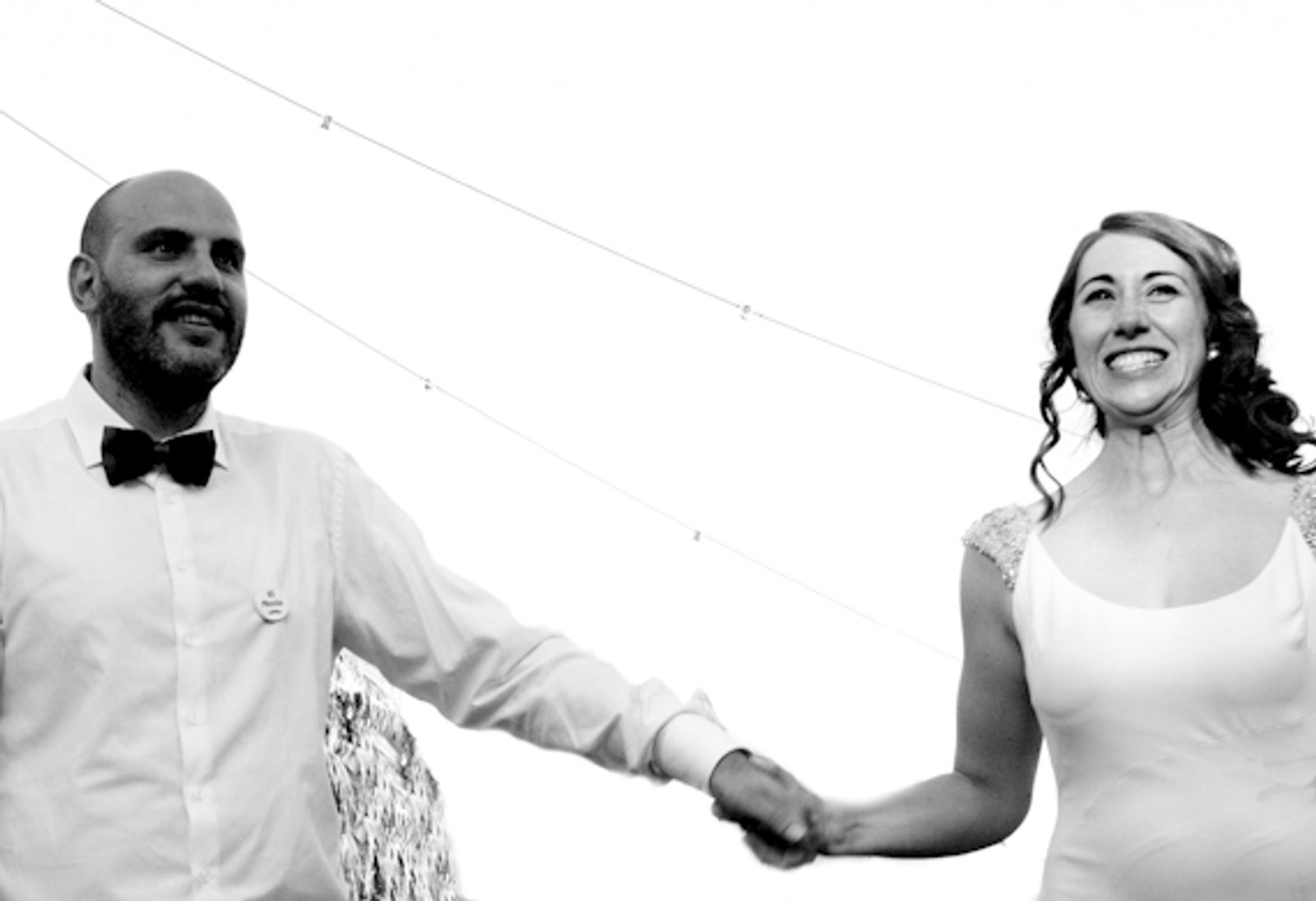 Los novios de la mano junto al mar, en blanco y negro