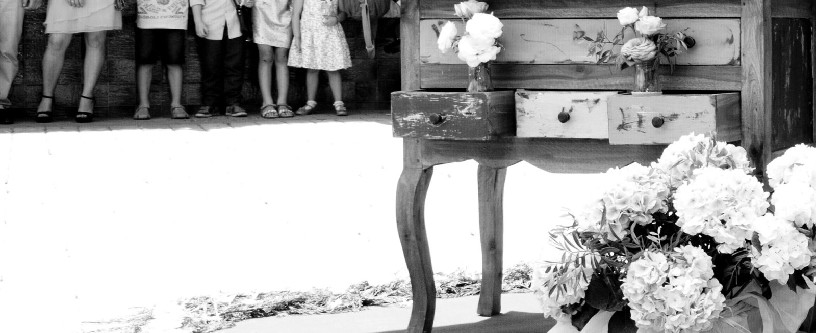Los invitados de una comunión, en blanco y negro