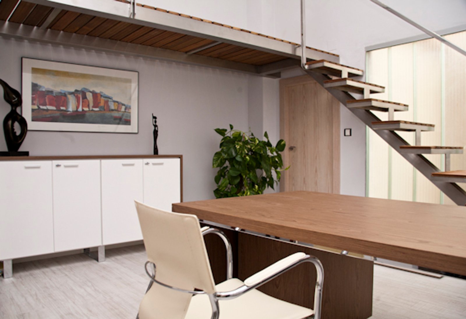 La recepción de una oficina, con escalera de diseño